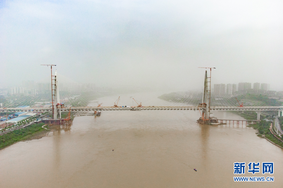 公轨两用的重庆白居寺长江大桥实现全桥合龙 全长1384米