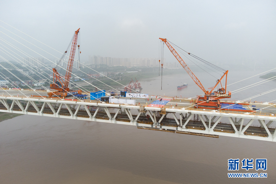 公轨两用的重庆白居寺长江大桥实现全桥合龙 全长1384米
