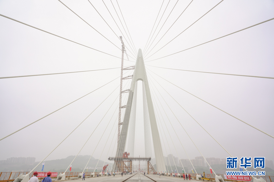 公轨两用的重庆白居寺长江大桥实现全桥合龙 全长1384米