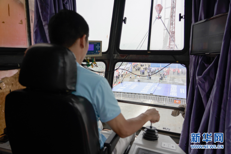 公轨两用的重庆白居寺长江大桥实现全桥合龙 全长1384米