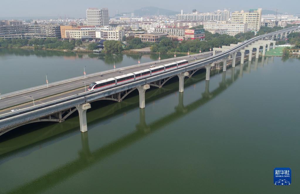 无人驾驶跨座式单轨在芜湖开通运营 设计时速80公里