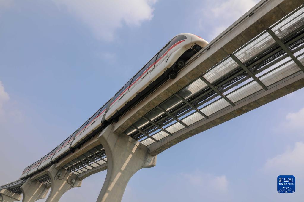 无人驾驶跨座式单轨在芜湖开通运营 设计时速80公里