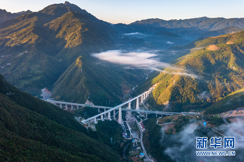 全长668.36米！看两河口双线特大桥飞架贯通途