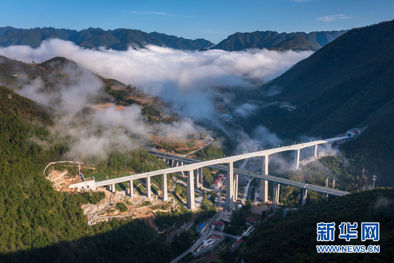 全长668.36米！看两河口双线特大桥飞架贯通途