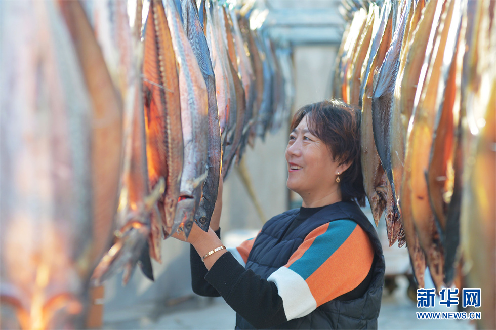 山东青岛：全力制作鱼干 迎新年旺季