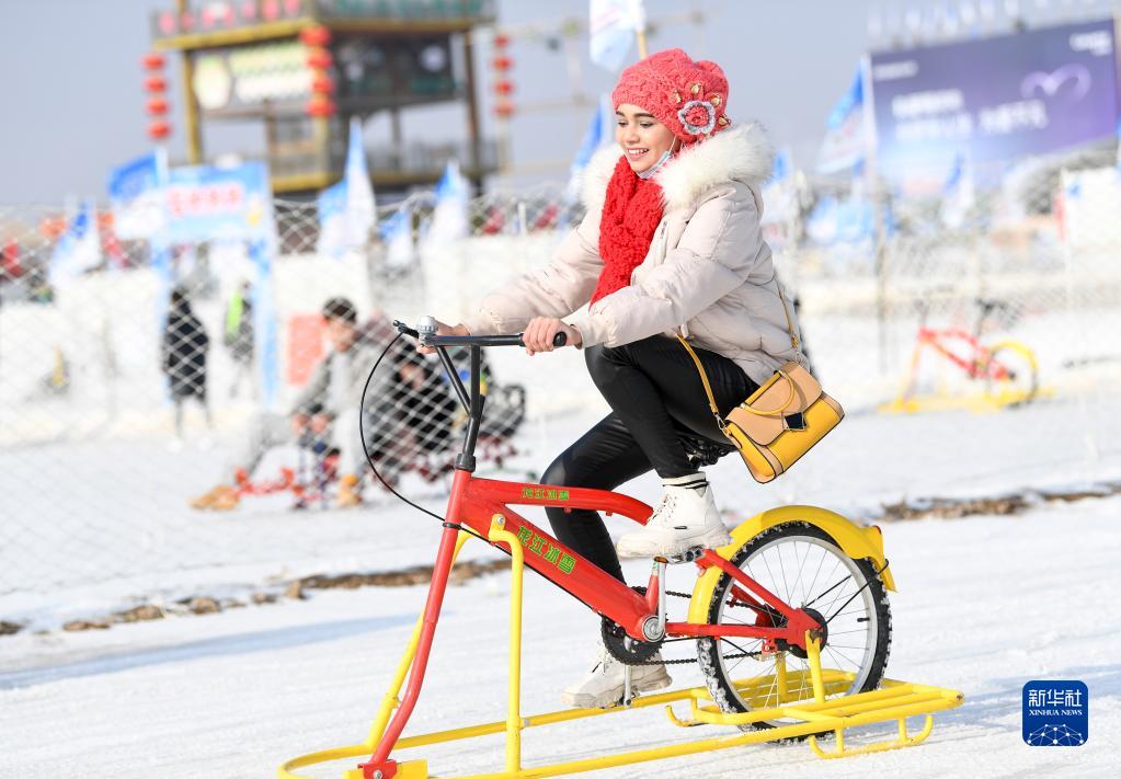 宁夏银川：在华留学生享雪趣迎北京冬奥会