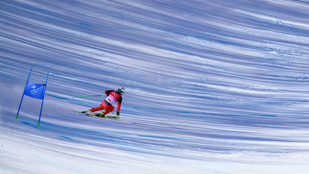 在冬奥会高山滑雪男子全能滑降比赛中，中国选手张洋铭、徐铭甫完赛