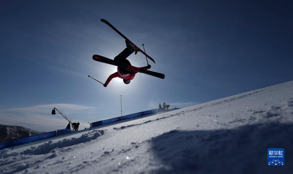 型地方手艺决赛正在张家口云顶滑雪公园举办北京2022年冬奥会自正在式滑雪女子U(图4)