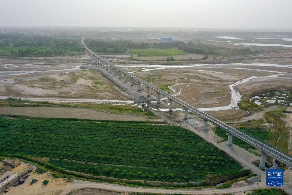 中国建整天下首条环戈壁铁道路