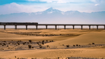 中国建整天下首条环戈壁铁道路