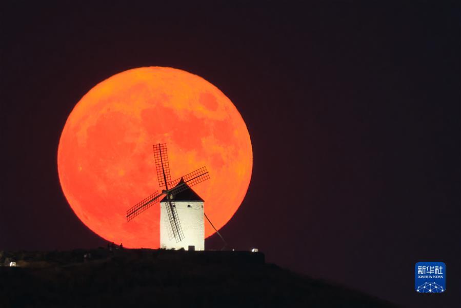 （国际&middot;一周看天下）&ldquo;超级月亮&rdquo;现夜空
