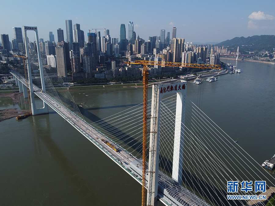来自中国基建的智慧：带你体验长江上这座跨江大桥的“不对称之美”