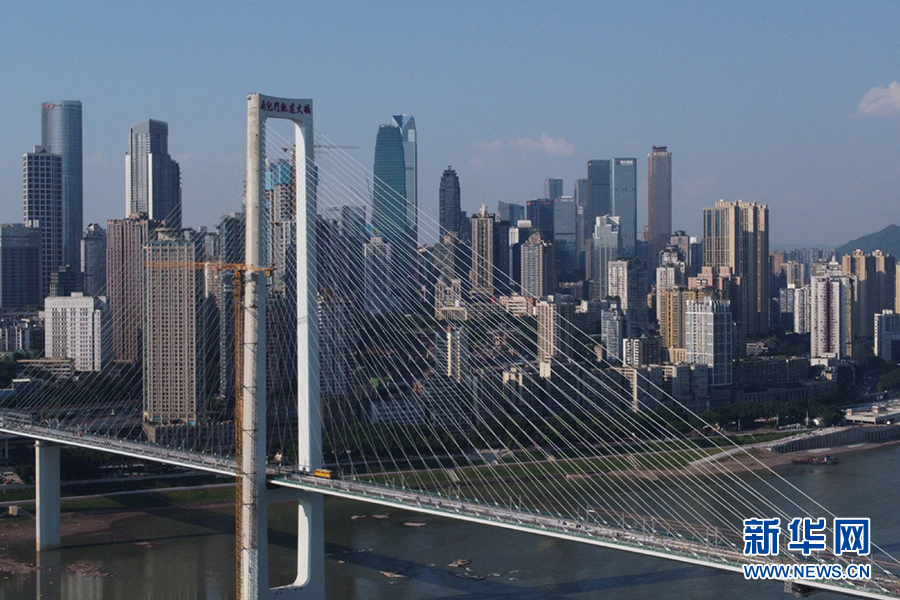 来自中国基建的智慧：带你体验长江上这座跨江大桥的“不对称之美”