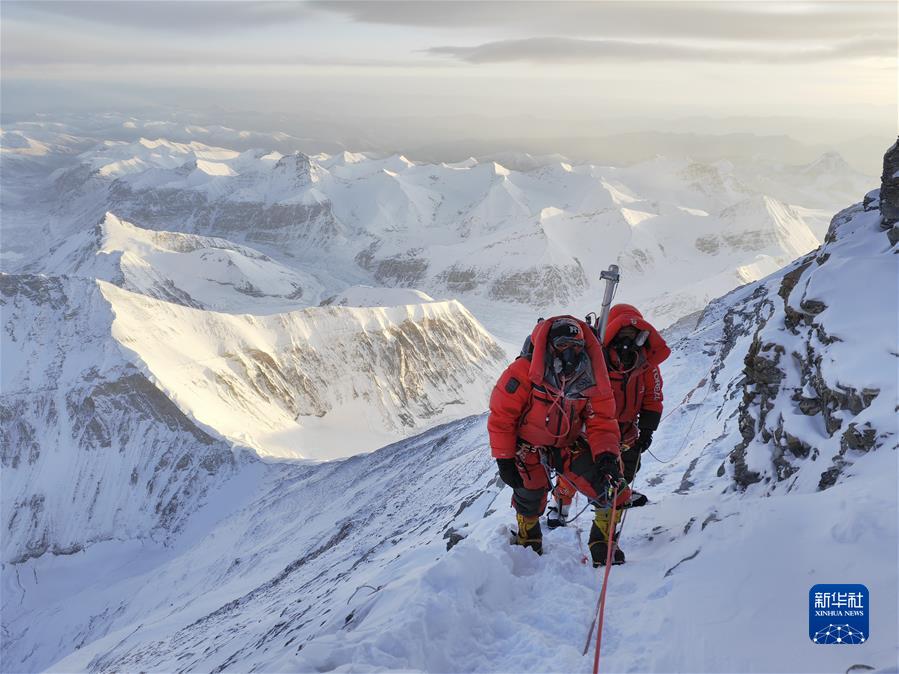 （镜观中国&middot;新华社国内新闻照片一周精选）（1）我国科考队员登顶珠峰 开展多项科学考察