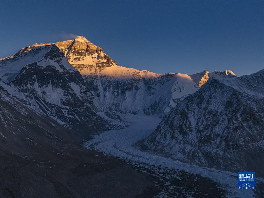 （镜观中国&middot;新华社国内新闻照片一周精选）（8）珠峰的日与夜