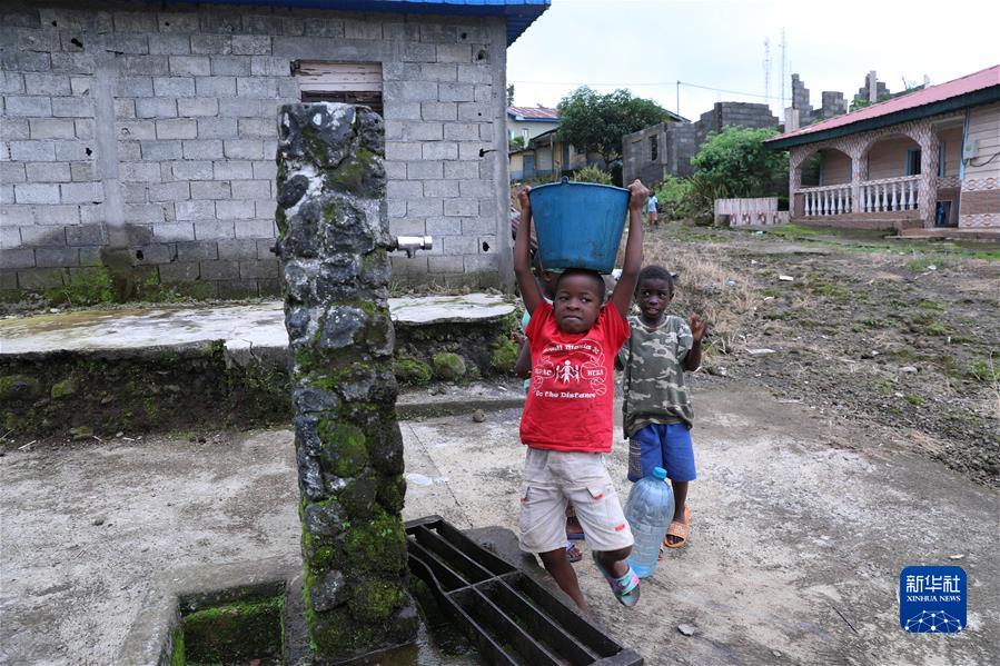 (国际·一周看天下)中国企业帮助赤道几内亚村民解决用水难问题