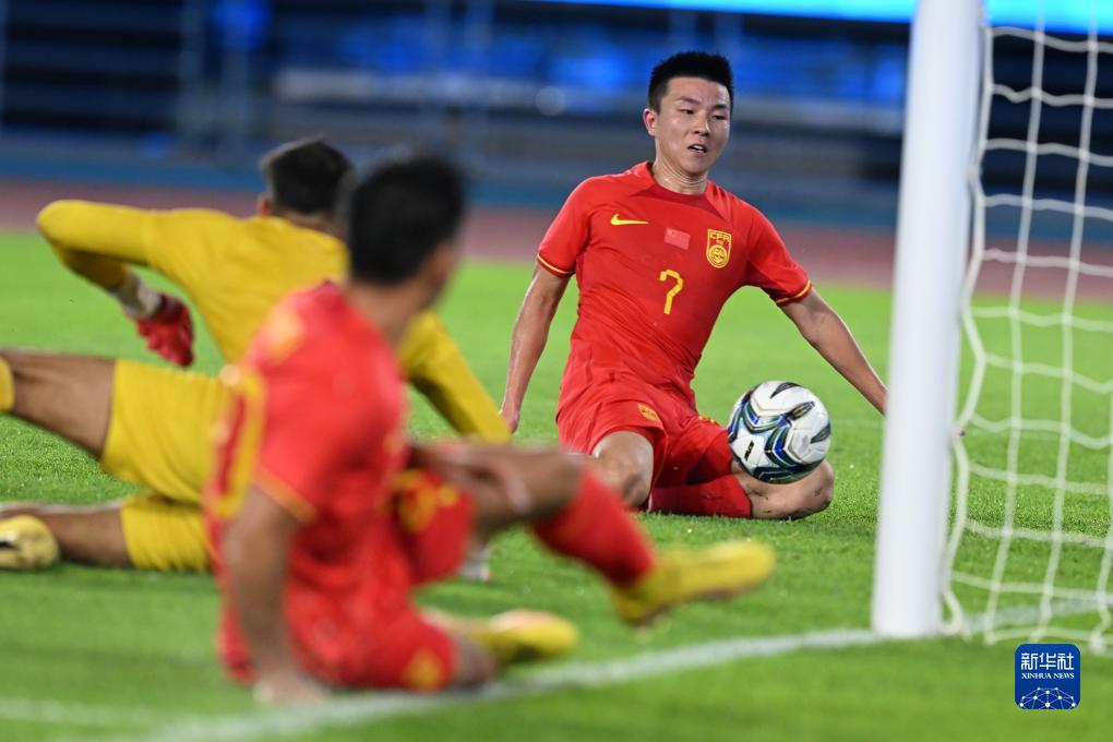 亚运会男足小组赛中国队5:1大胜印度队迎“开门红”