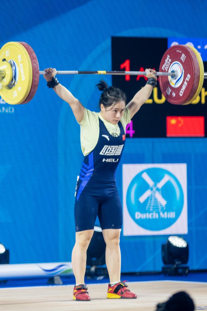 举重全国杯：罗诗芳冲破女子59公斤级全国记录