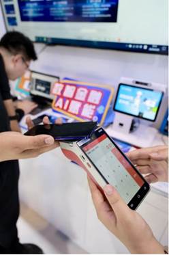 人拿着手机中度可信度描述已自动生成