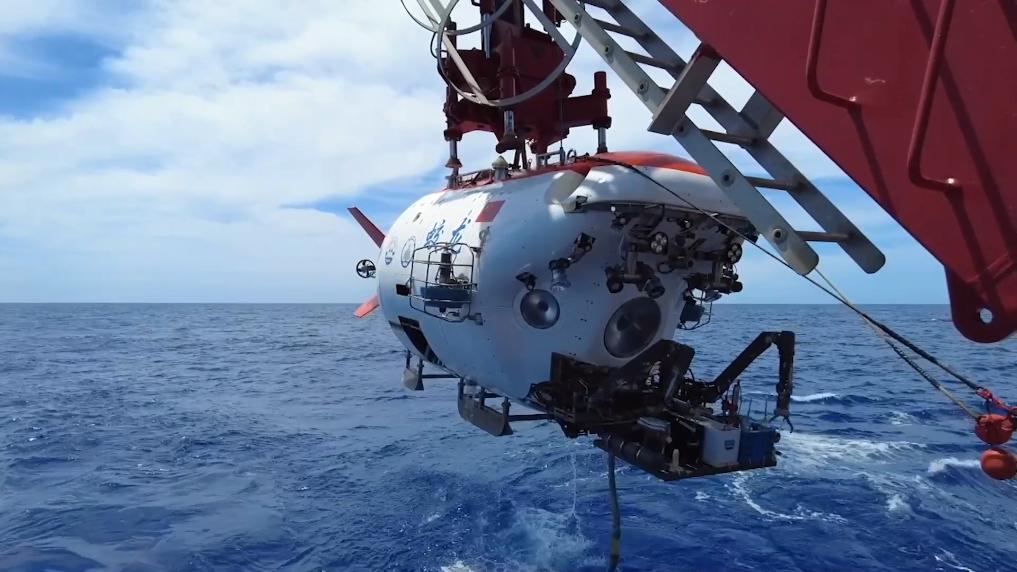 蛟龙号”潜航员带你一起深入海底-新华网