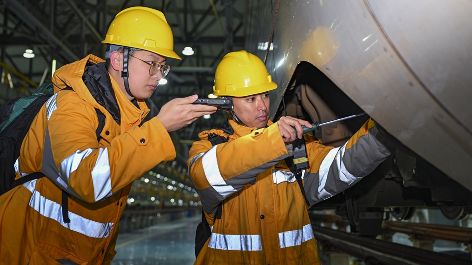 上海：春节检修不停歇 保驾护航为春运