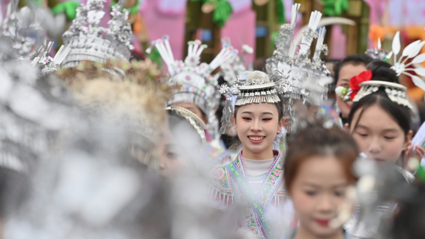 广西融水：万人同庆百鸟衣芦笙坡会