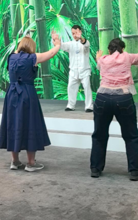 中外嘉宾晨练太极 传递绿色和谐理念