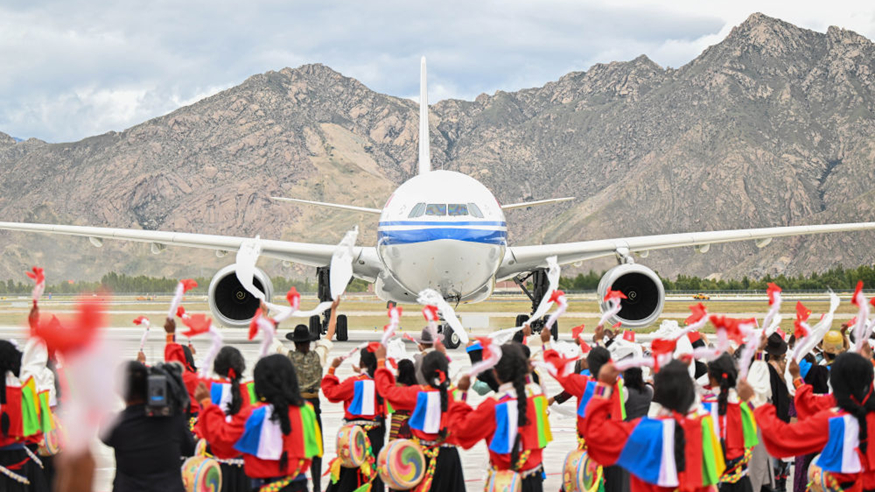 西藏各族群众热烈欢迎习近平总书记