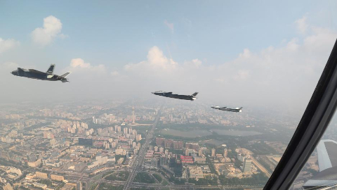 中国军队五型隐身战机首次天安门“同框”