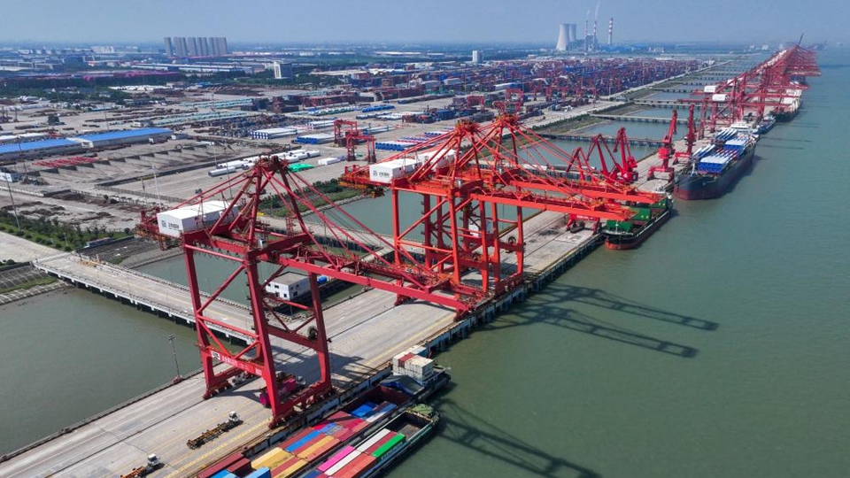 江苏太仓港：港口运输忙