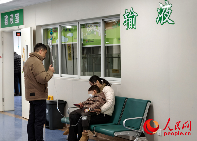 江西南昌一家儿童专科医院内,家长陪护患儿输液。人民网记者 时雨摄