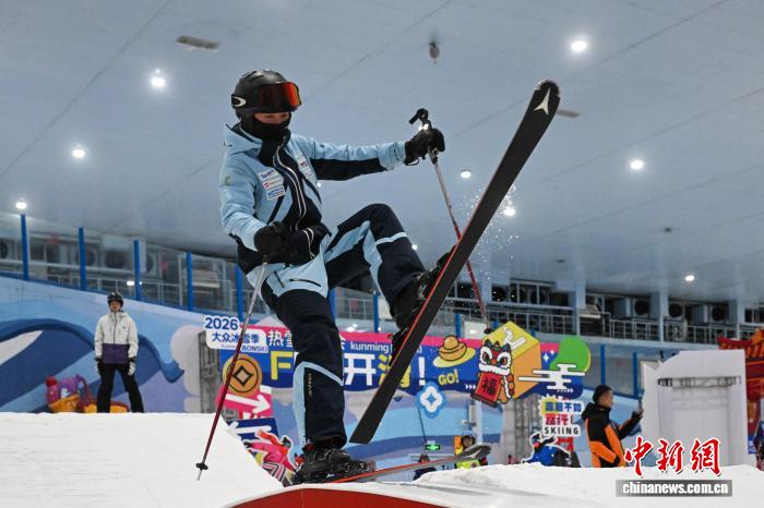 “春城”昆明冰雪运动爱好者解锁雪地运动新体验