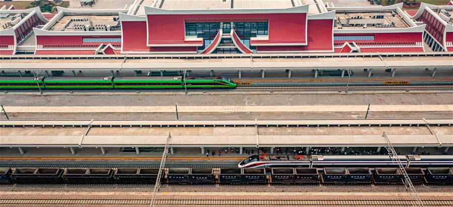 （新华全媒头条&middot;图文互动）（1）一路飞架跨山河&mdash;&mdash;写在中老铁路国际旅客列车开行首日