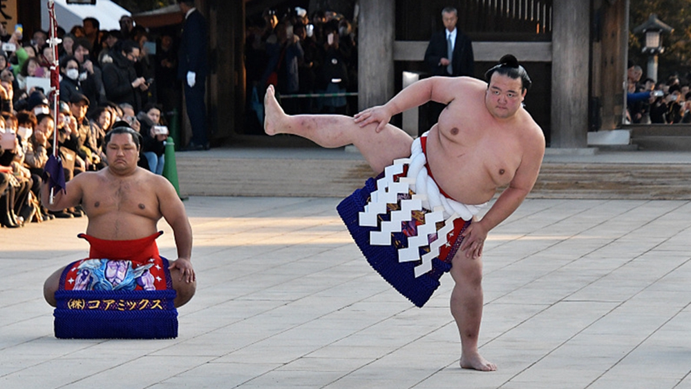 日本頂級相撲選手參加新年表演