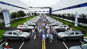 如约而至 赛力斯华为智选SF5首批车主交付