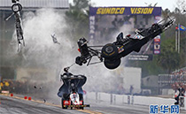 美国NHRA赛场发生惨烈撞车事故 车手无恙