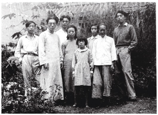 闻一多全家在云南昆明住宅前合影,左起三子闻立鹏、闻一多、长子闻立鹤、夫人高孝贞、小女儿闻惠羽、大女儿闻名、赵妈(老保姆)、二子闻立雕。赵沨摄闻一多亲自设计的《红烛》封面。 闻立鹏创作的闻一多像。