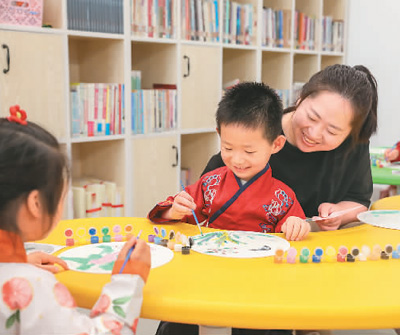 6月14日,浙江省湖州市德清县新市镇纪委、妇联共同开展“童心绘团扇,清风润夏至”活动,小朋友们身着汉服学习绘制团扇。赵宁摄(人民图片)