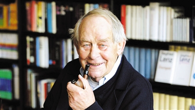 西格弗里德·伦茨（Siegfried Lenz）：1926年生，著有《德语课》《家乡博物馆》《投敌者》《少年与沉默之海》等十余部长篇小说，与君特·格拉斯、海因里希·伯尔并称“战后德语文学三大家”。2014年逝世。