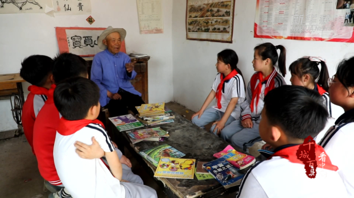 千乡百县看中国丨白叟办家庭书屋50余年 为村降孩子圆了“读书梦”