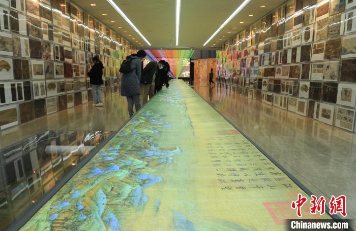 图为:展出的《千里江山图》。 王刚 摄