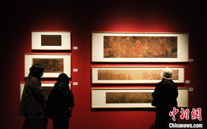 图为:洛神赋全图调色样稿等作品引人参观。 王刚 摄