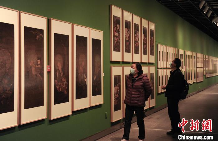 图为:市民观看宋画调色样稿。 王刚 摄