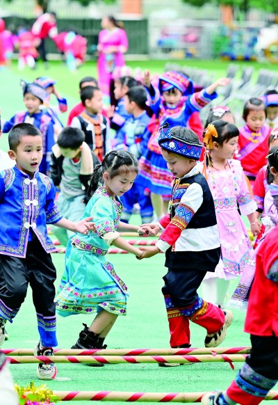 竹竿舞：五彩三月三 跳出幸福来