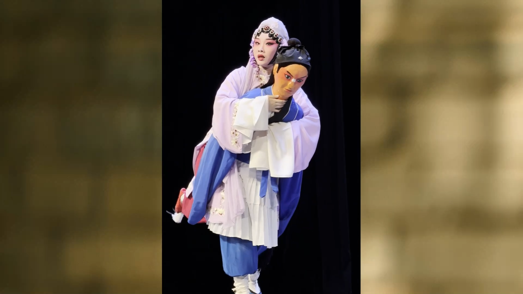 秦腔表演中 一人如何同时演两角?