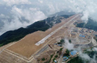 【城市相册】40℃高温下的&ldquo;云上机场工&rdquo;