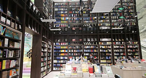 郑州高颜值书店迎客 天花板缀满镜面似&ldquo;空中楼阁&rdquo;