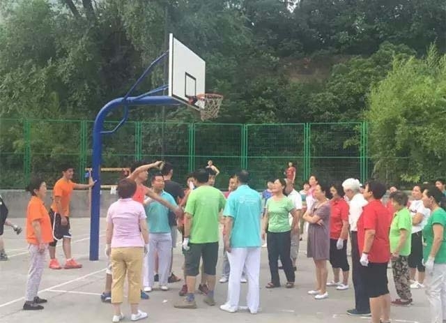 打篮球的与跳广场舞的，到底在争什么？