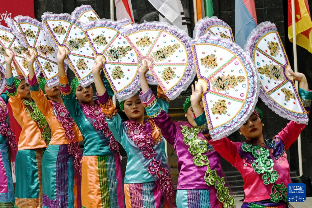 印尼举办音乐和民俗舞蹈节