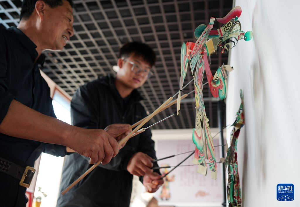 十指翻飞 光影逐梦：皮影演绎传统故事